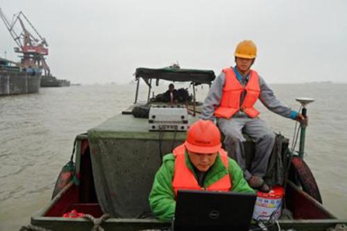 �y�L����